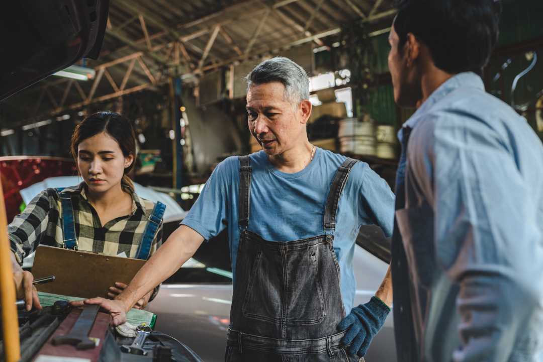 garage efficiency, car technicians in a discussion