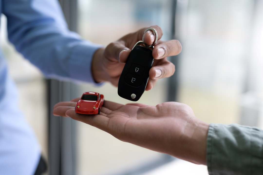 commercial vehicle sales, two people exchanging keys
